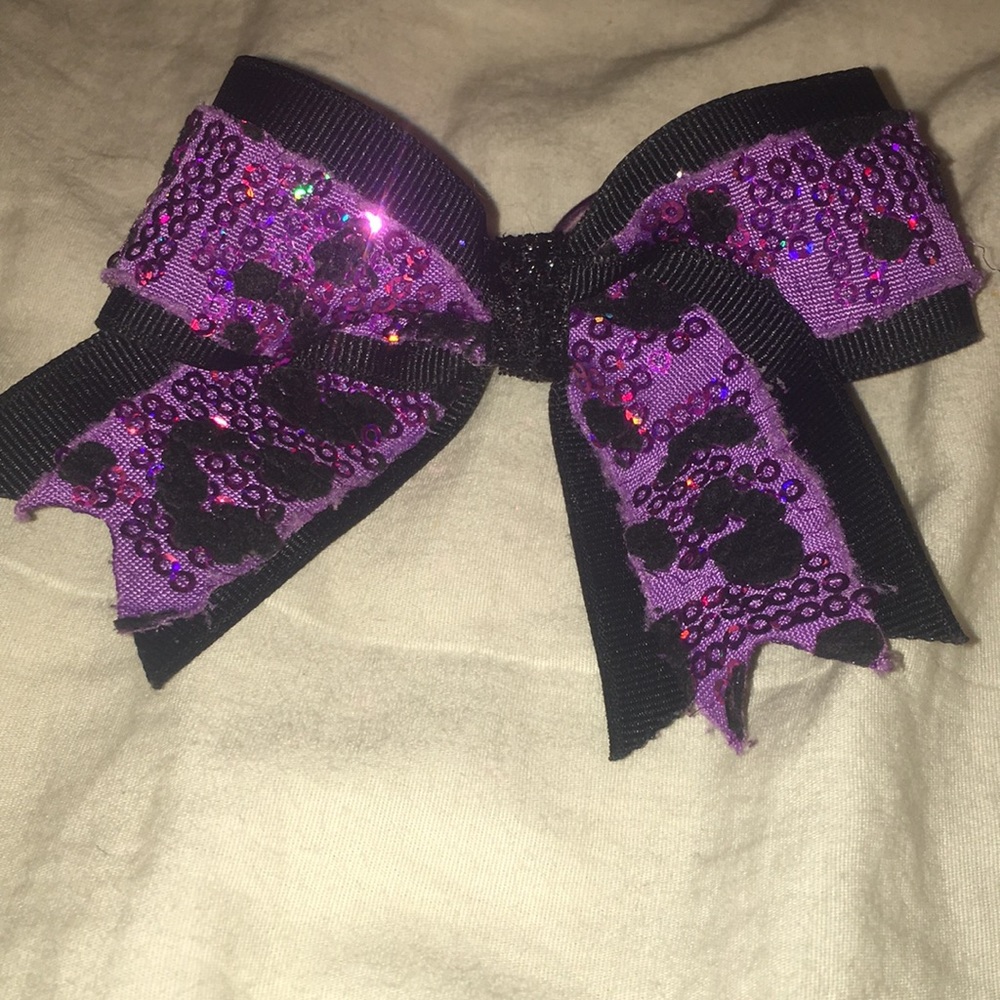 Mini cheerleading bow with a clip.